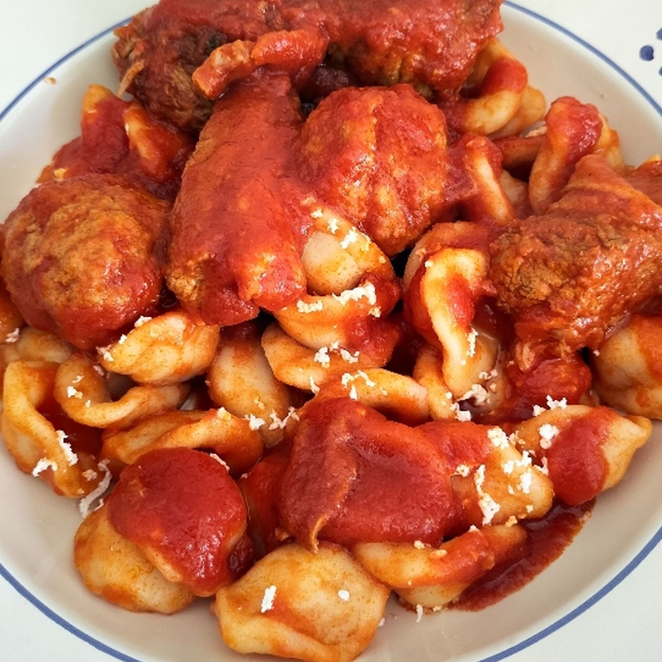 Orecchiette fatte in casa con sugo di braciole, polpette e pancetta di maiale #apranzodainonni