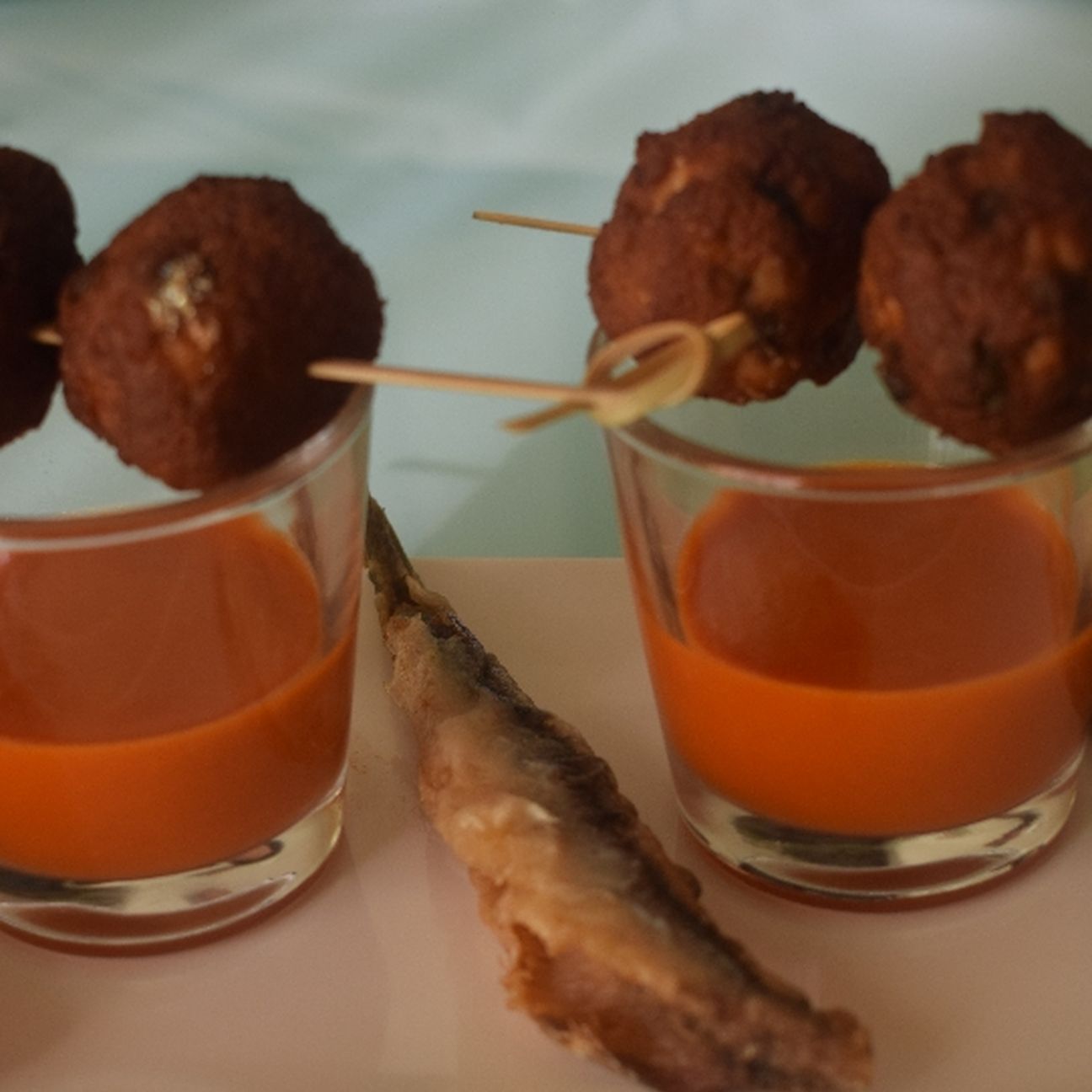 Polpette di alici con salsa di ciliegino