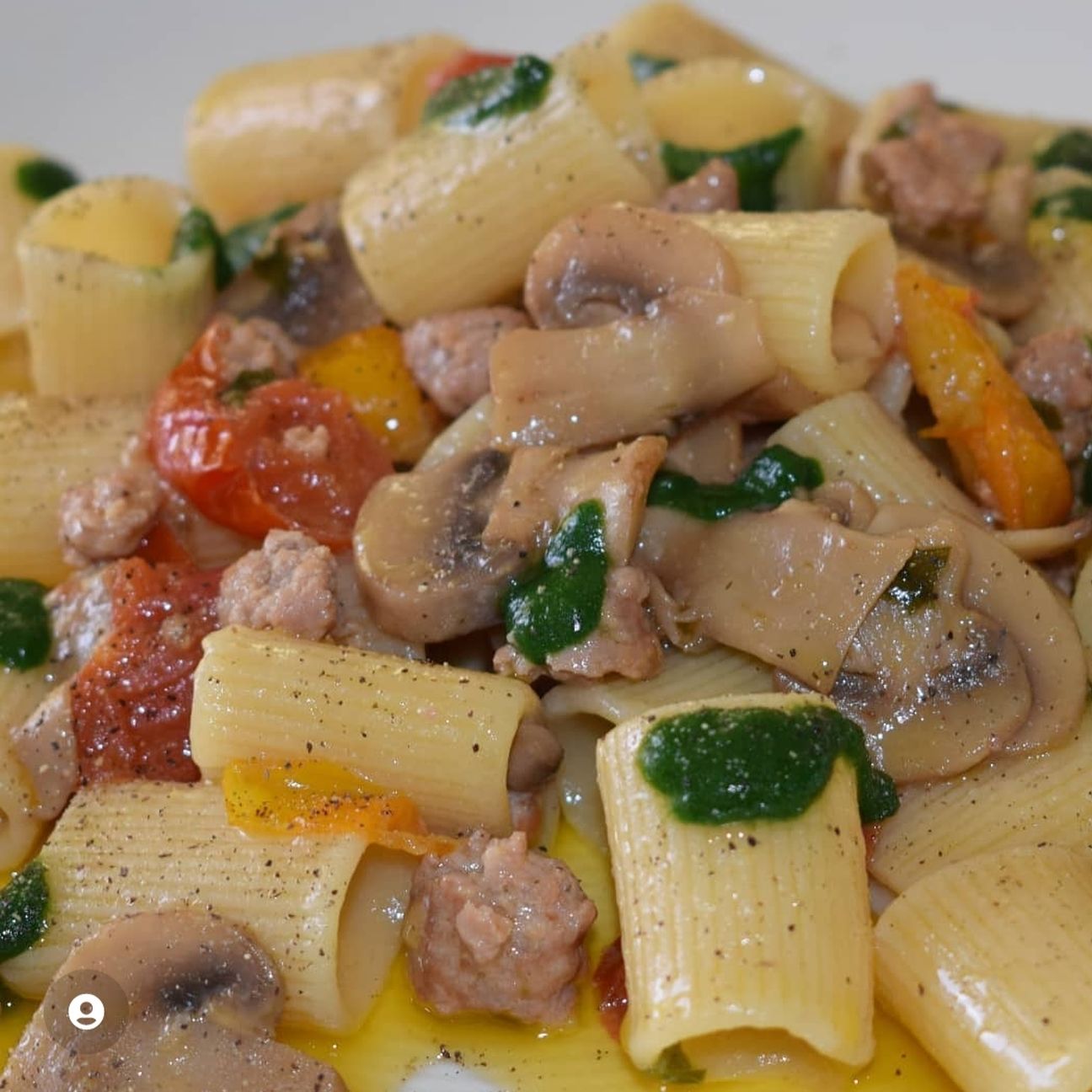 Pasta funghi salsiccia e pomodorini