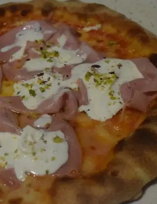 Ricetta Pizza con mortazza, stracciatella e pistacchio di Mamy.chef75