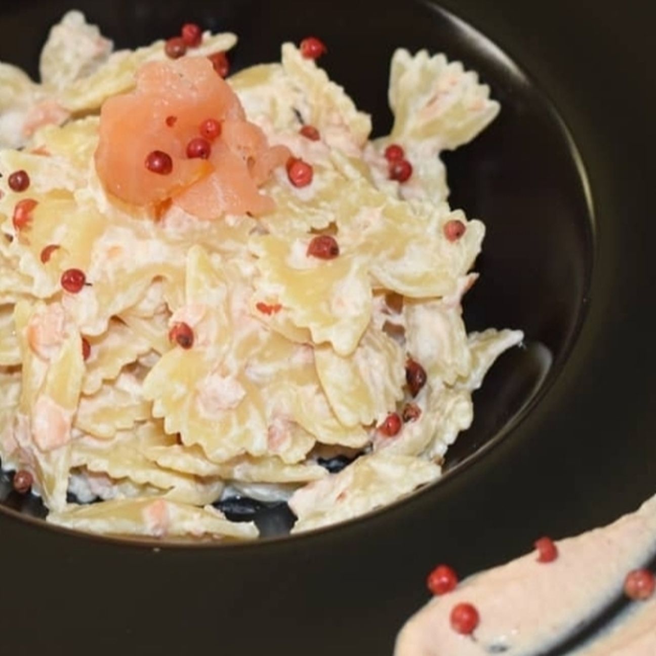 Farfalle con panna, salmone e pepe rosa