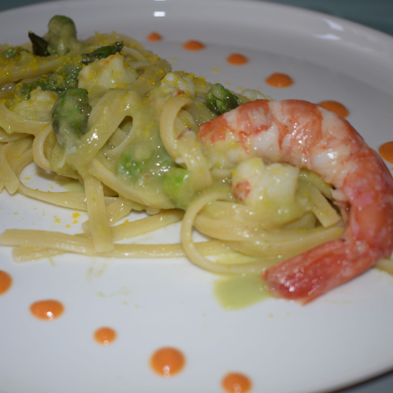 Linguine alla crema di asparagi e gamberi