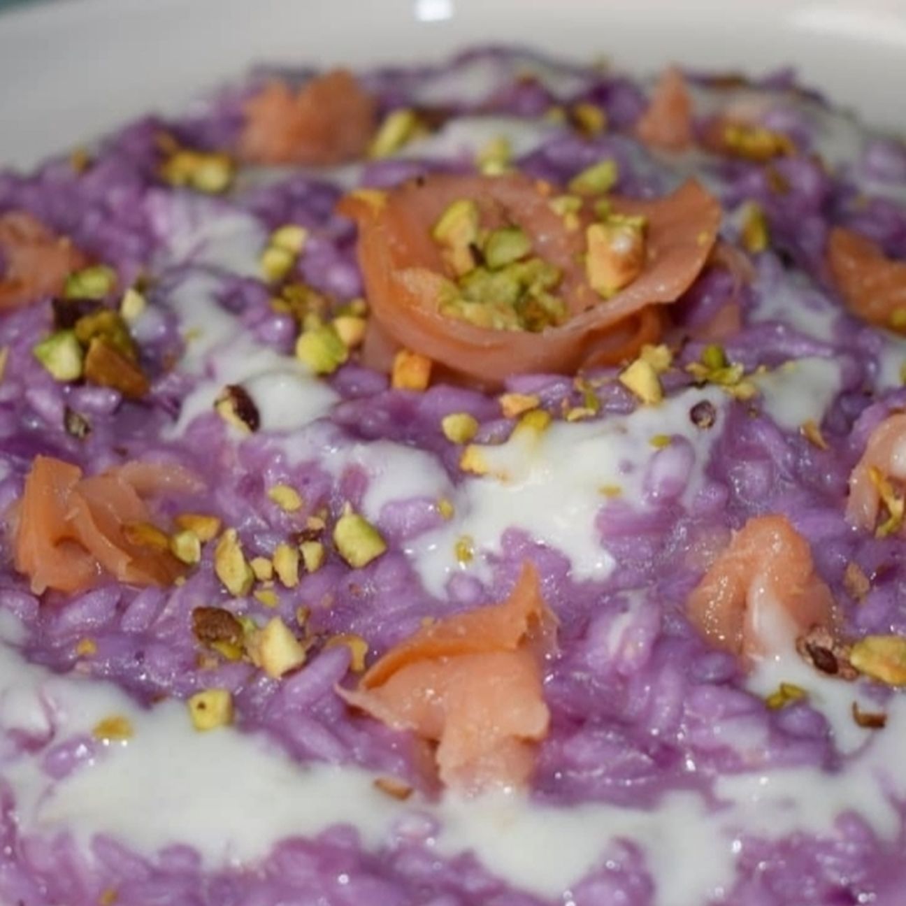 Risotto al cavolo rosso con salsa al taleggio, salmone e pistacchio