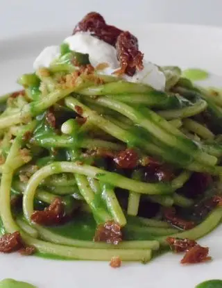 Ricetta Spaghettoni Garofalo all'estratto di cime di rapa, burrata, pomodori secchi e pane tostato alle alici. di Mamy.chef75