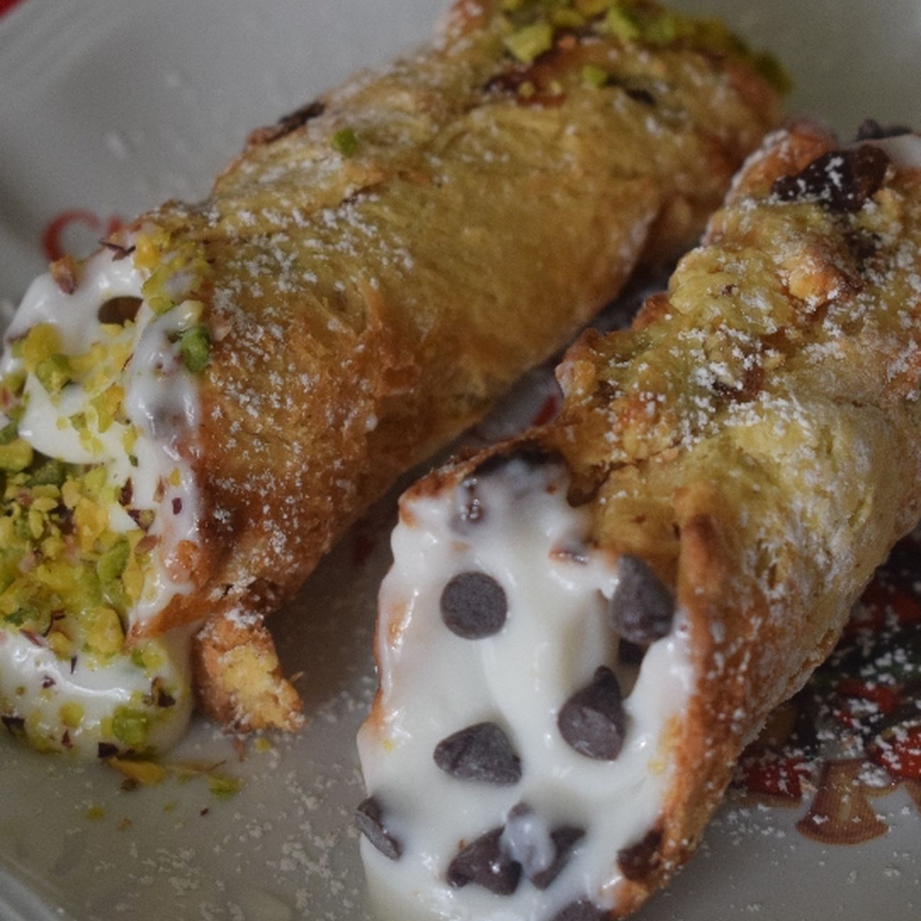 Cannoli di panettone ripieni di ricotta