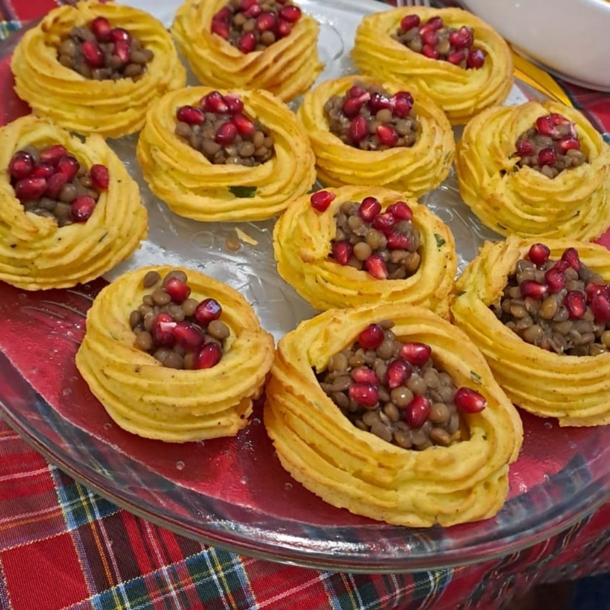 Cestini di patate con lenticchie e melagrana.