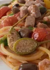 Ricetta Spaghetti con tonno fresco, pomodorini, olive taggiasche e fiori di cappero.