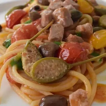 Ricetta Spaghetti con tonno fresco, pomodorini, olive taggiasche e fiori di cappero. di Mamy.chef75