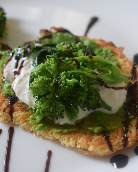Bruschetta di panettone con cime di rapa e stracciatella