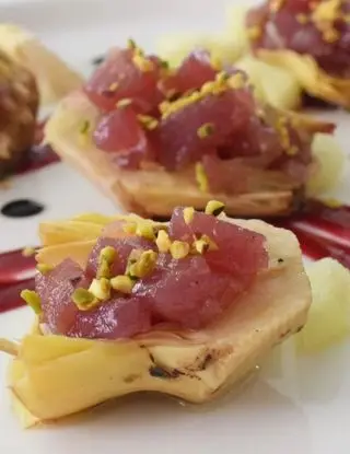 Ricetta Tartare di tonno su carciofi grigliati, mela verde e salsa alla melagrana. di Mamy.chef75