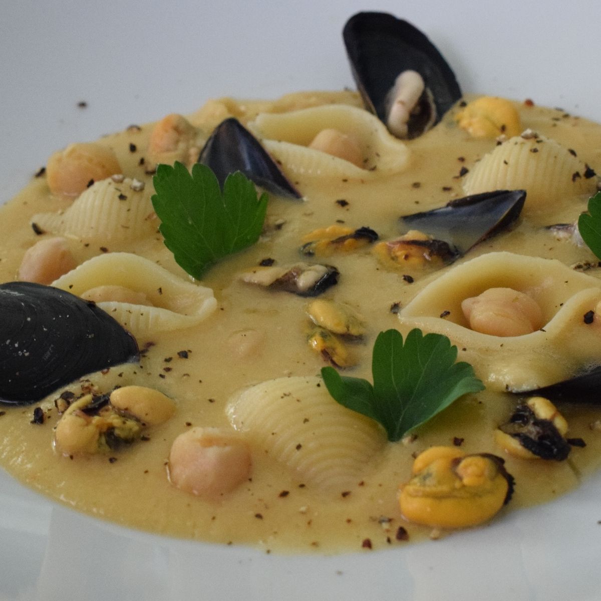 Crema di ceci con conchiglie e cozze tarantine.