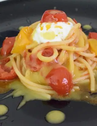 Ricetta Spaghettoni con ciliegino, crema di datterino giallo e stracciatella. di Mamy.chef75