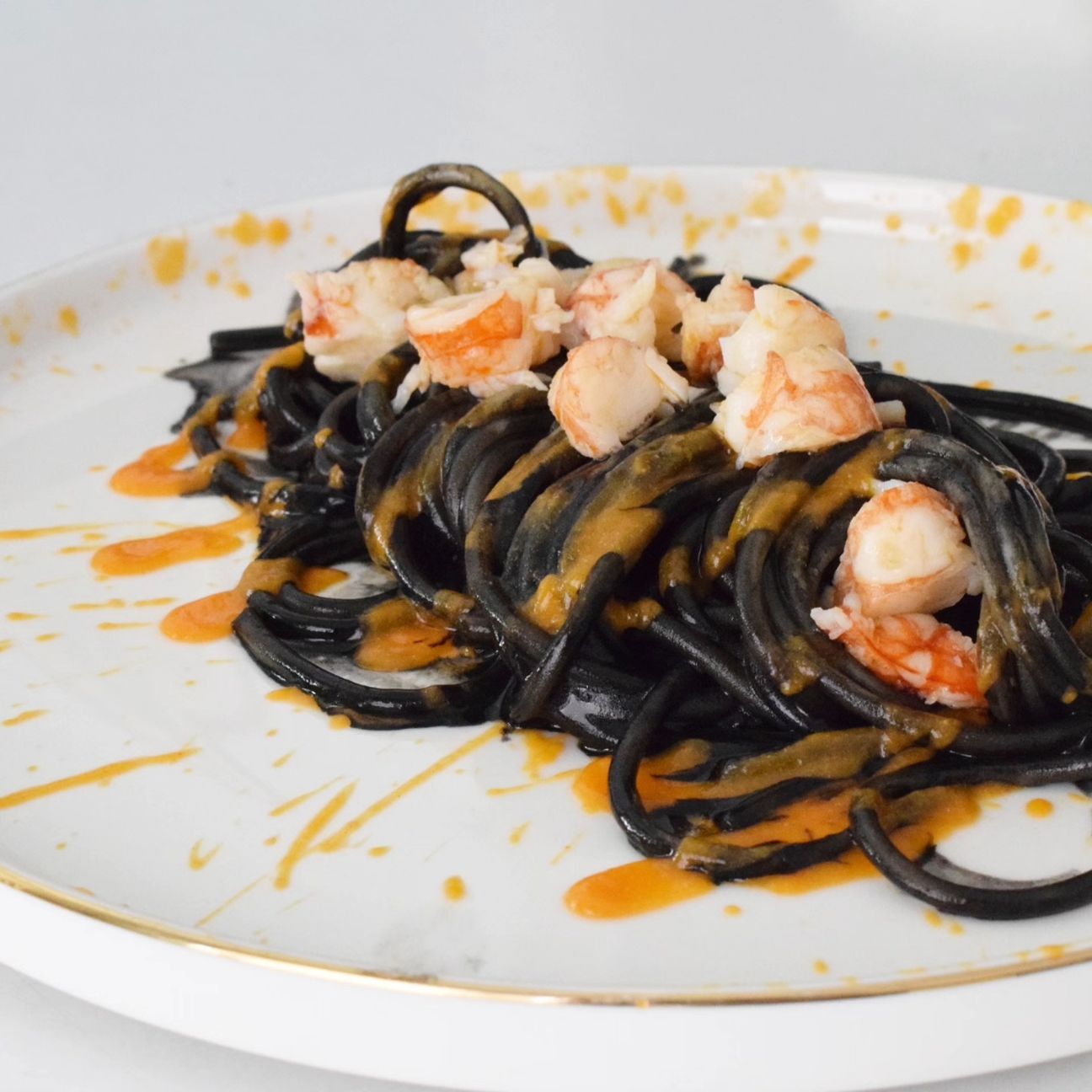 Spaghetti al nero di seppia e gamberi