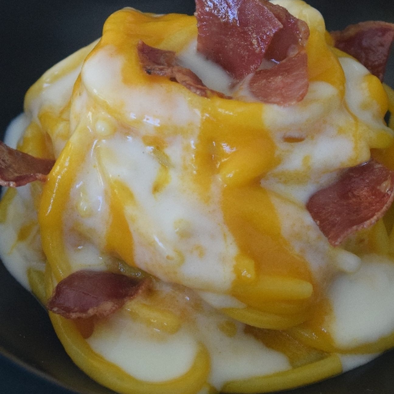 Spaghettoni cremosi alla zucca con salsa alla scamorza affumicata e capocollo pugliese.