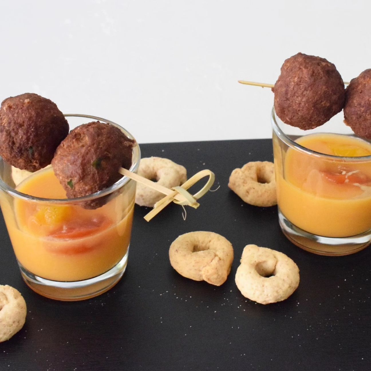 Polpette fritte su salsa di datterini gialli.