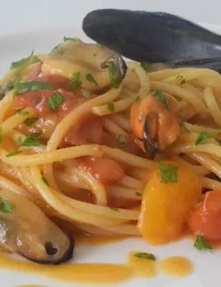 Ricetta "Spaghettoni con cozze e pomodorini" di Mamy.chef75