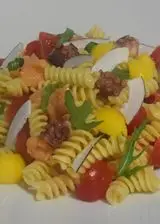 Ricetta Pasta fredda con salmone, polpo, mango e cocco.