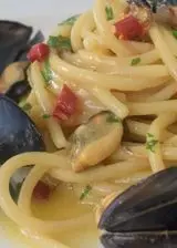 Ricetta Spaghetti con le cozze in bianco alla tarantina.