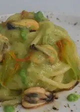 Ricetta Spaghetti alla crema di zucchine con cozze e aglio nero.