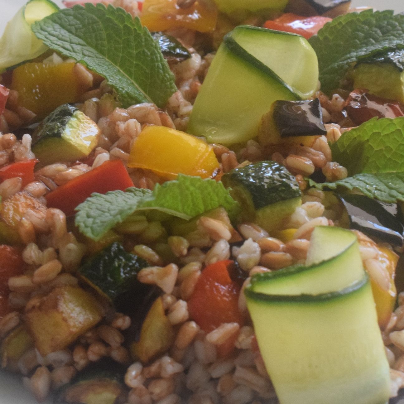 Farro con verdure e zucchine in due consistenze.