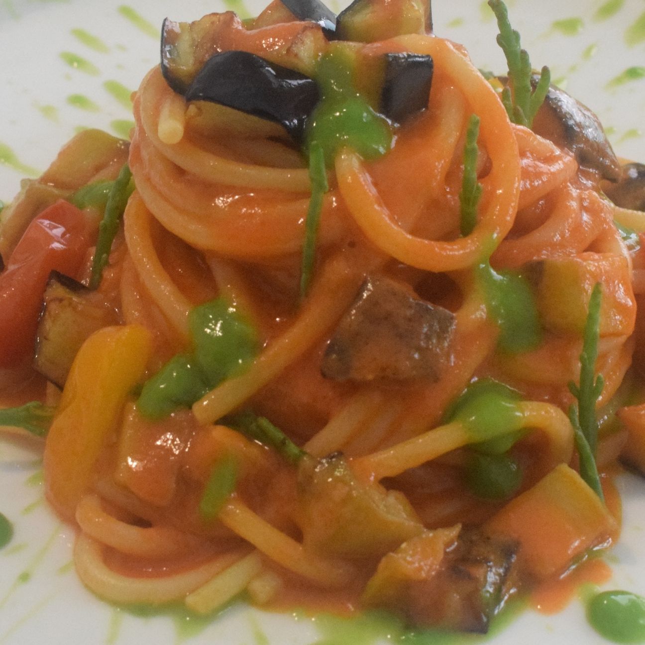 Spaghettoni alla crema di pomodorini con melanzane e salicornia.