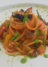 Ricetta Spaghettoni alla crema di pomodorini con melanzane e salicornia.