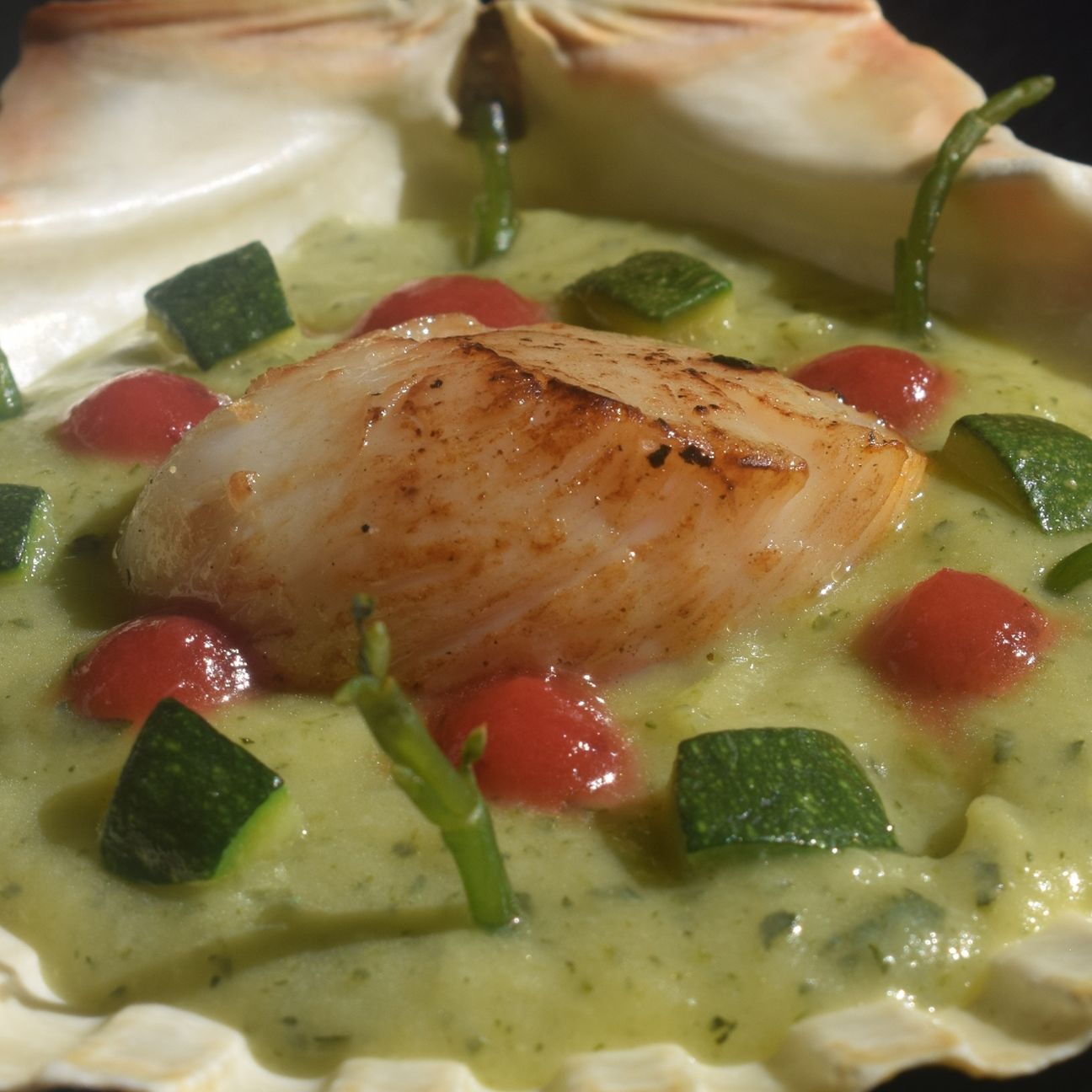 Capesante su crema di zucchine e salsa alle fragole.