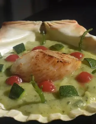 Ricetta Capesante su crema di zucchine e salsa alle fragole. di Mamy.chef75