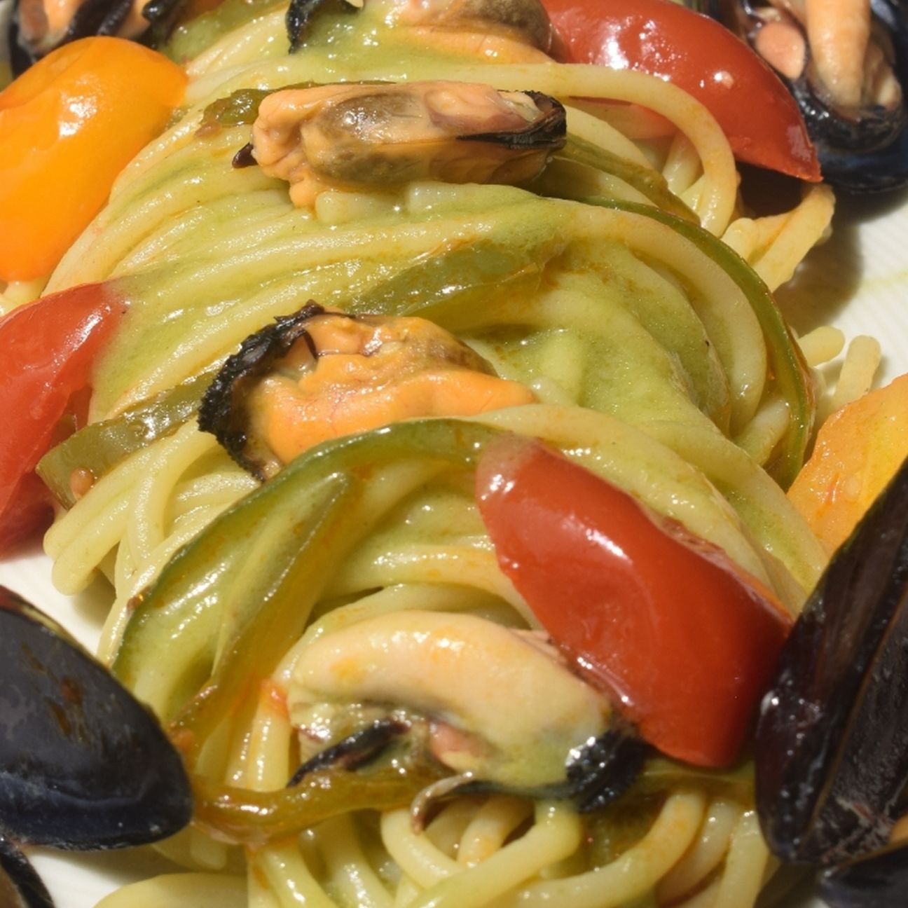 Spaghetti con la crema di friggitelli e cozze tarantine.