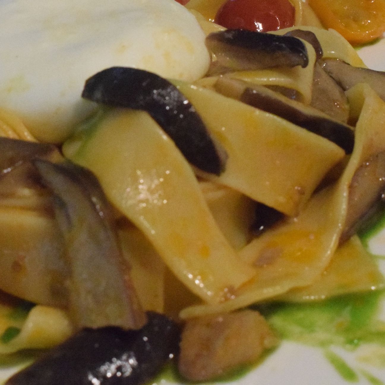 Pappardelle ai funghi cardoncelli pomodorini e burrata.