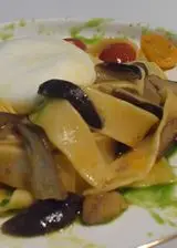 Ricetta Pappardelle ai funghi cardoncelli pomodorini e burrata.