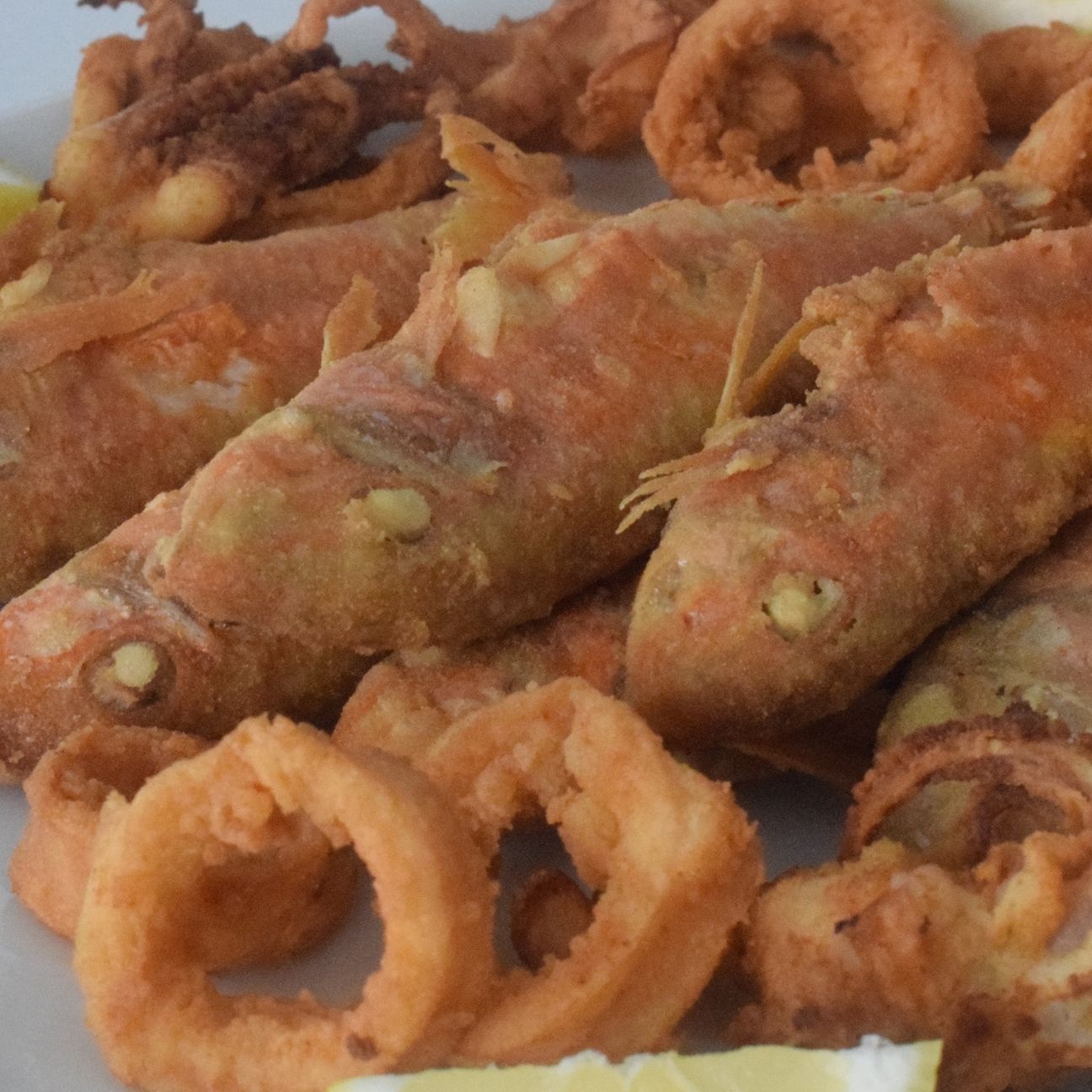 Fritto di calamari e triglie