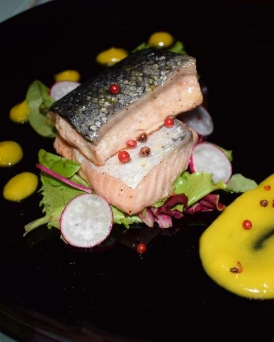 Salmone su insalata mista con salsa al mango