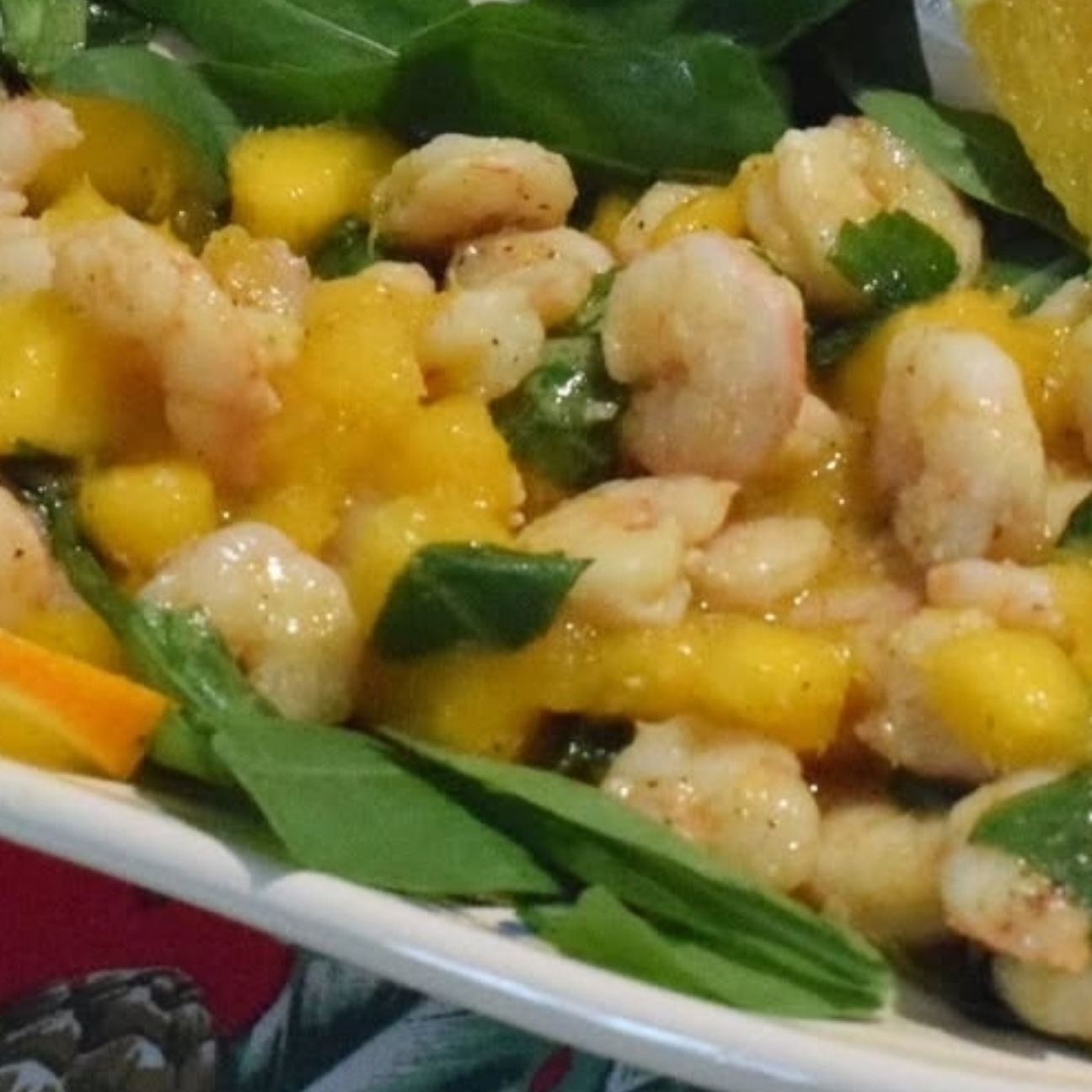 Insalata di gamberetti, mango, arancia e rucola.