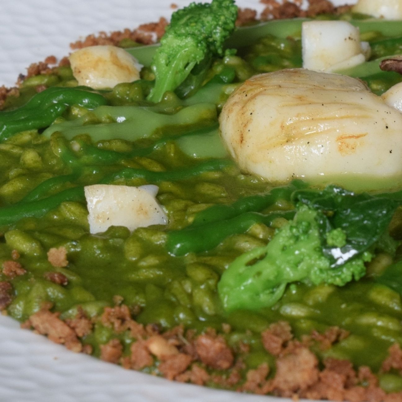 Risotto alle cime di rapa, seppioline grigliate e croccante di tarallo alle acciughe