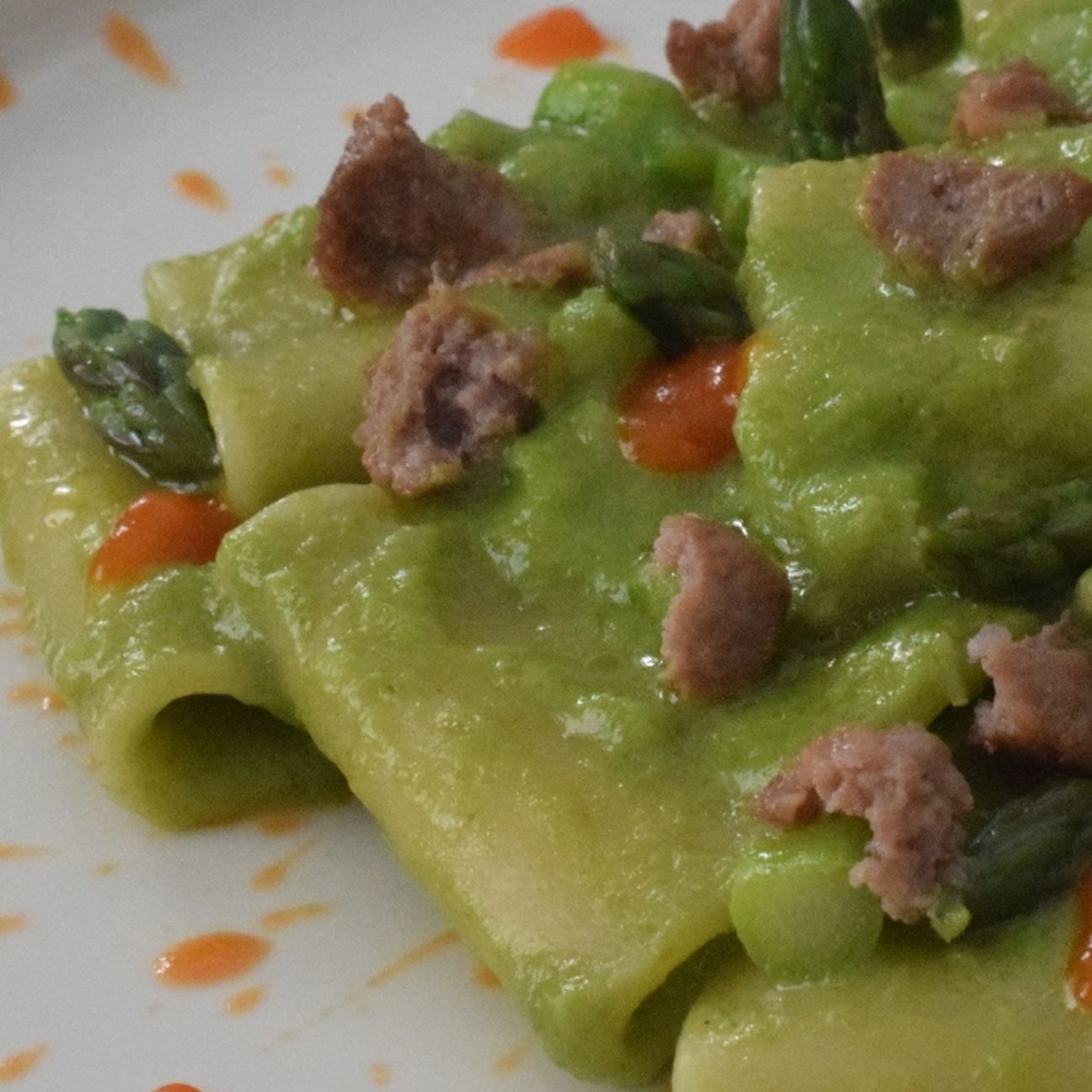 Paccheri alla crema di asparagi, salsiccia e salsa di pomodoro ciliegino.