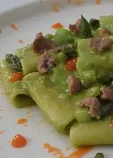 Ricetta Paccheri alla crema di asparagi, salsiccia e salsa di pomodoro ciliegino.