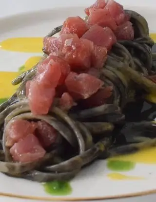 Ricetta Fettuccelle al nero di seppia con tartare di tonno e salsa al mango di Mamy.chef75