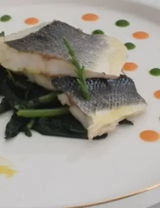 Ricetta Branzino su cicoria ripassata, con salsa al mango, alla salicornia e ai datterini di Mamy.chef75