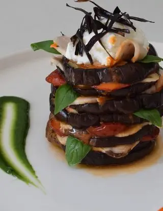 Ricetta "Torretta di melanzane con pesce spada, pomodori confit e stracciatella di burrata " di Mamy.chef75
