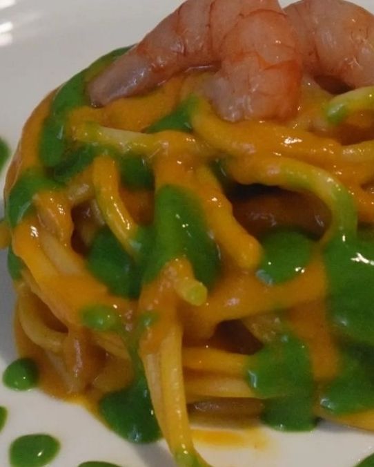Spaghettoni alla bisque di gamberi viola e crema di cime di rapa