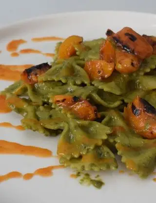 Ricetta "Farfalloni al pesto e albicocche" di Mamy.chef75