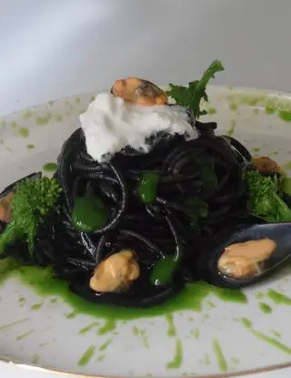 Ricetta Spaghetti al nero di seppia, cozze e salsa alle cime di rapa di Mamy.chef75
