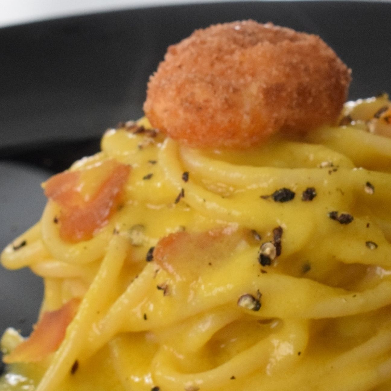 Carbonara (finta) con tuorlo fritto e bottarga