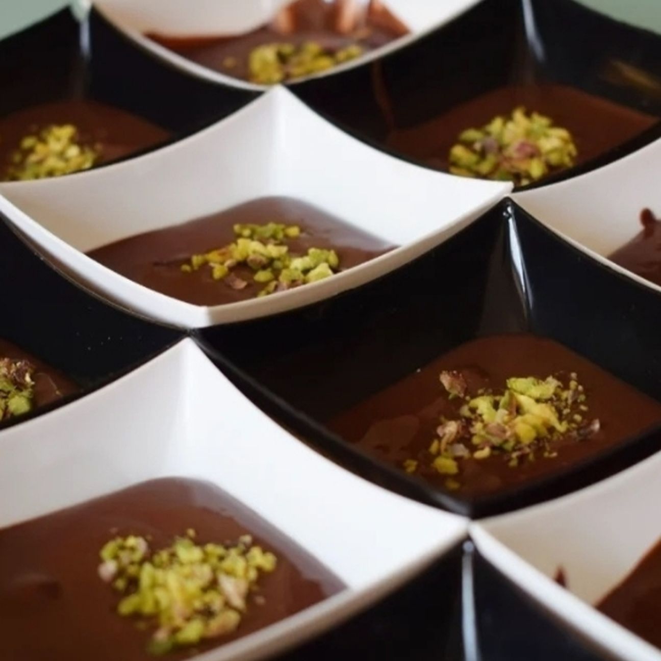 Mousse al cioccolato con granella di pistacchi