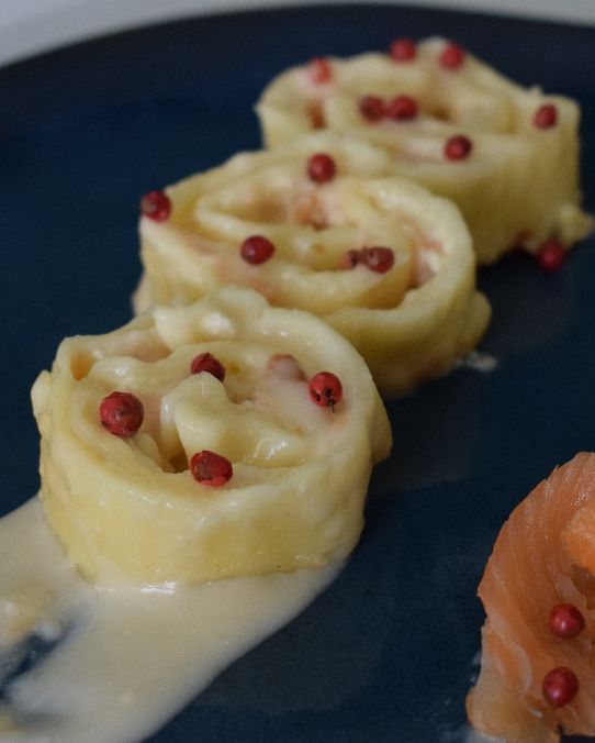Girelle di pasta fresca con salmone e ricotta