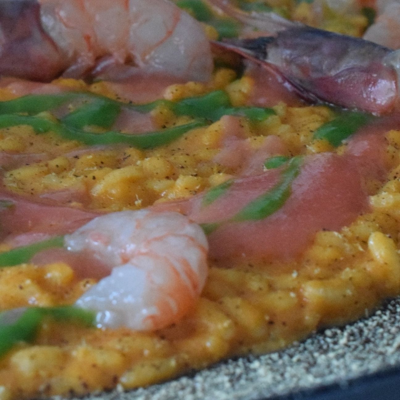 Risotto ai gamberi viola con salsa al prezzemolo, alle fragole e liquirizia