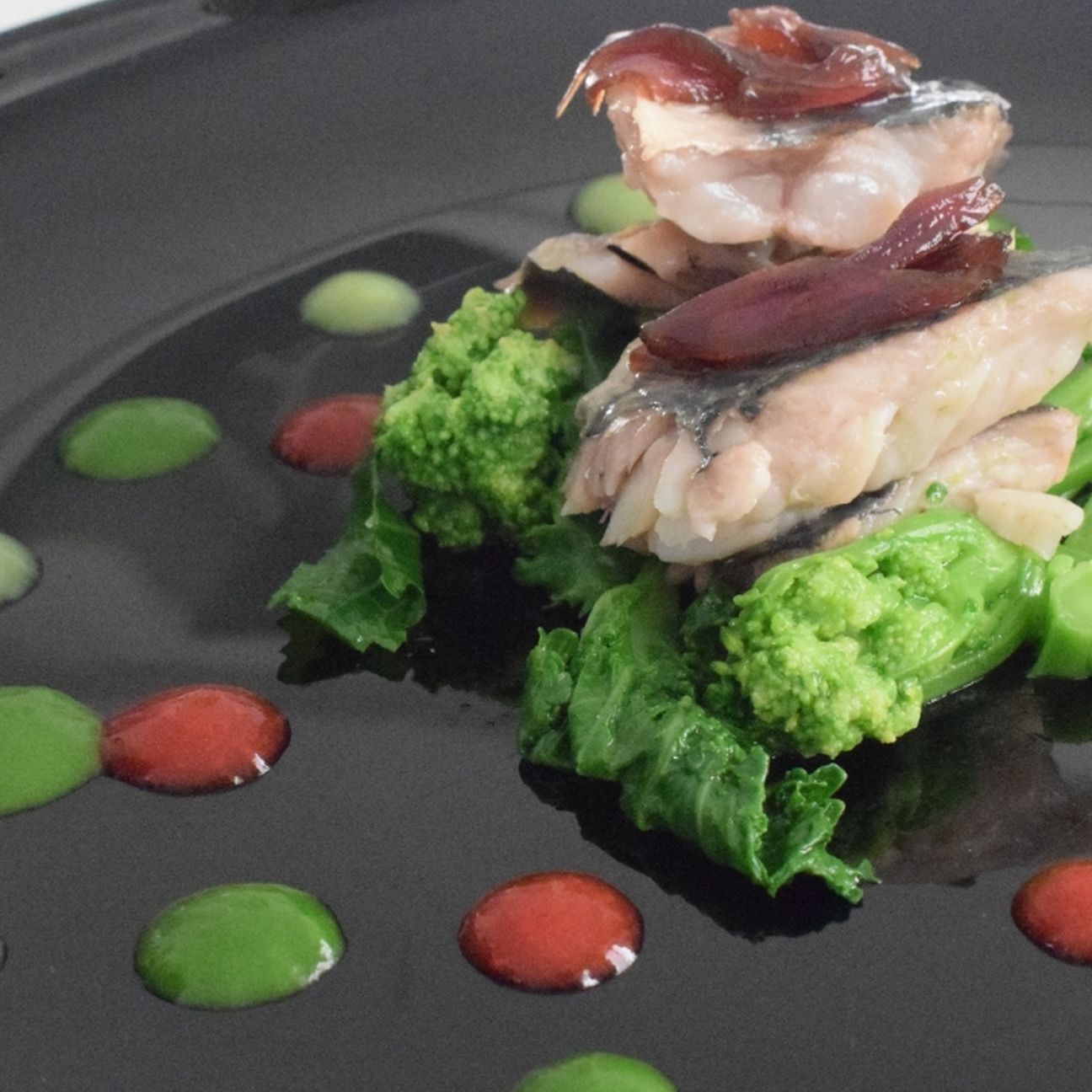Sgombro su cime di rapa, cipolla caramellata e salsa alle fragole