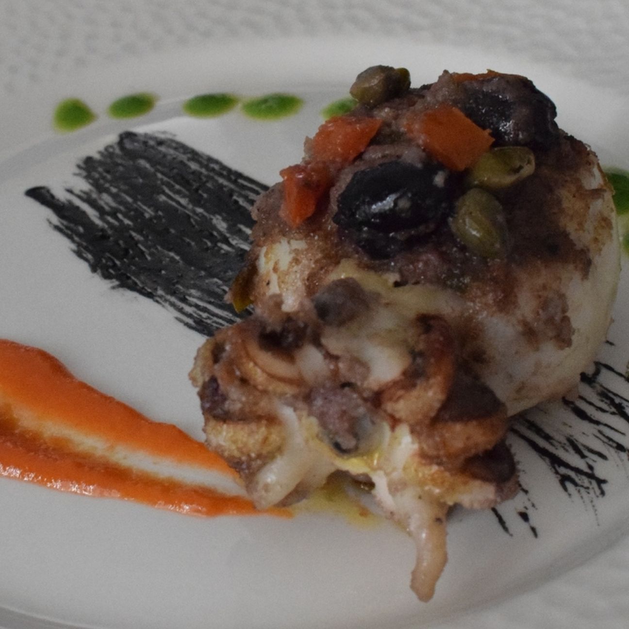 Seppia ripiena con salsa di pomodorini e prezzemolo