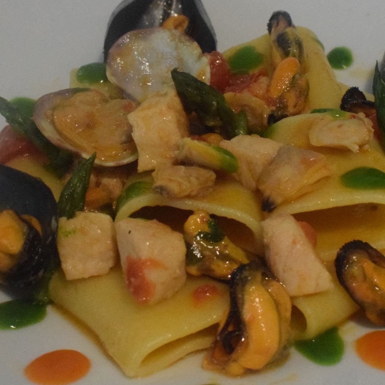 "Paccheri spada, vongole, cozze, asparagi e salsa al prezzemolo"